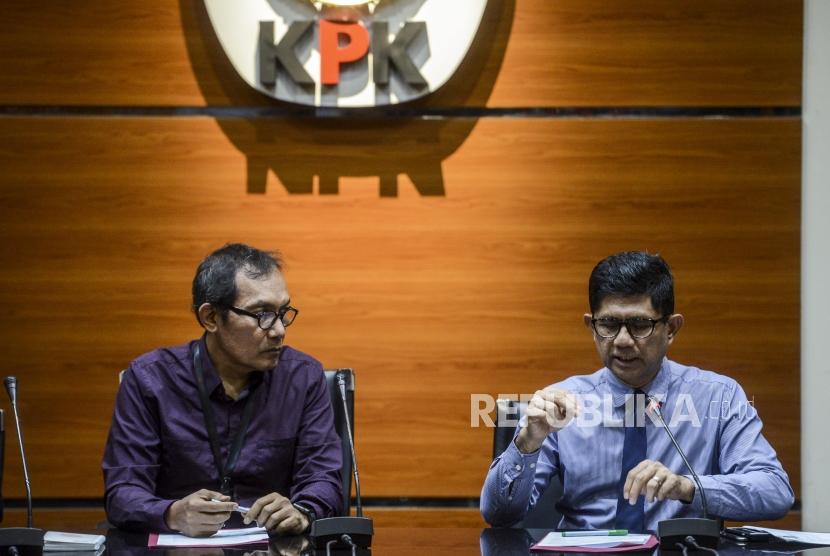 Wakil Ketua KPK Saut Situmorang dan Laode M. Syarif memberikan keterangan saat konferensi pers di Gedung KPK, Jakarta, Senin (16/12).