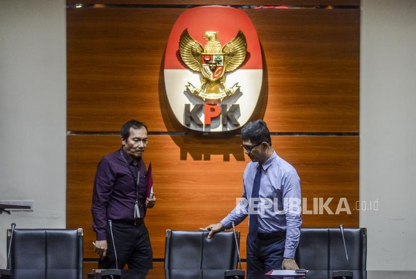 Wakil Ketua KPK Saut Situmorang dan Laode M. Syarif bersiap memberikan keterangan saat konferensi pers di Gedung KPK, Jakarta, Senin (16/12).