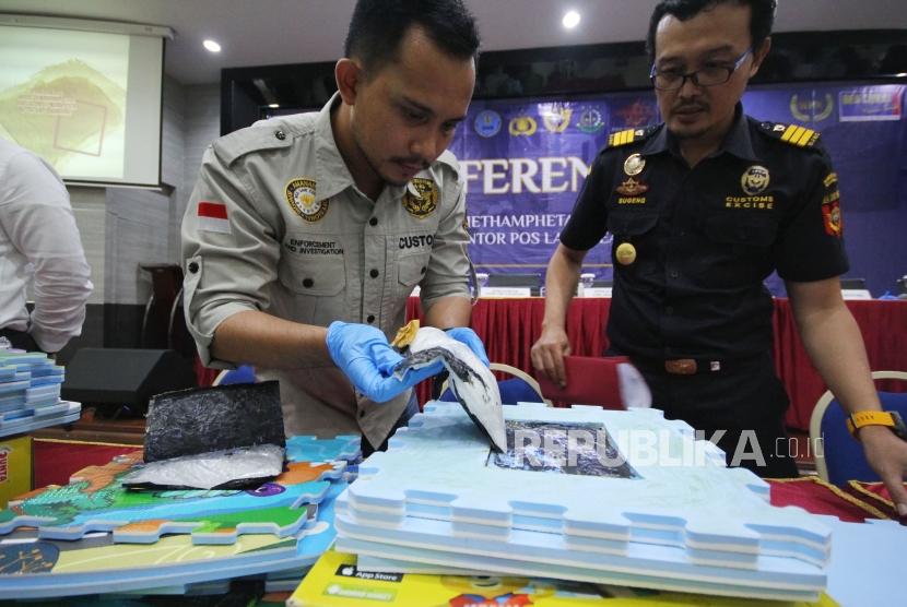 Petugas menunjukan barang bukti sabu 