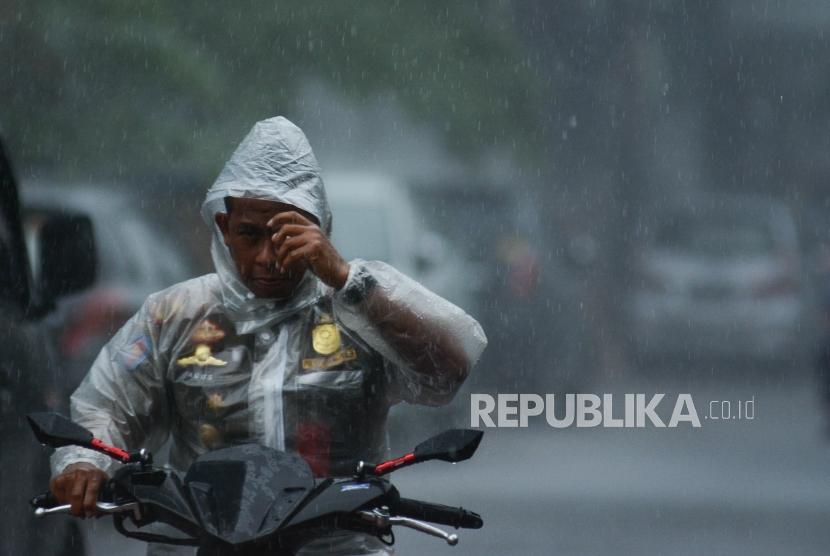Pengendara menerobos hujan di kawasan Setiabudi, Jakarta. (ilustrasi)