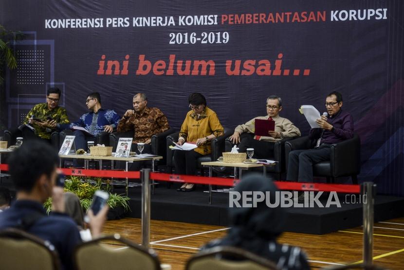 Ketua KPK Agus Rahardjo (ketiga kiri) bersama Wakil Ketua KPK Laode M. Syarif, Basaria Panjaitan, Alexander Marwata, Saut Situmorang (dari kedua kiri ke kanan) dan Juru Bicara KPK Febri Diansyah (kiri) memeberikan keterangan saat konferensi pers kinerja KPK 2016-2019 di Gedung KPK, Jakarta, Selasa (17/12).