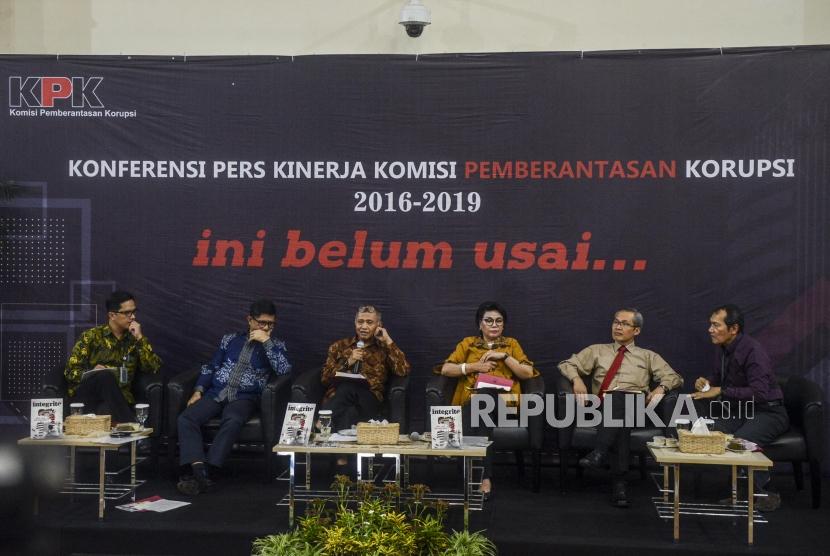 Ketua KPK Agus Rahardjo (ketiga kiri) bersama Wakil Ketua KPK Laode M. Syarif, Basaria Panjaitan, Alexander Marwata, Saut Situmorang (dari kedua kiri ke kanan) dan Juru Bicara KPK Febri Diansyah (kiri) memeberikan keterangan saat konferensi pers kinerja KPK 2016-2019 di Gedung KPK, Jakarta, Selasa (17/12).