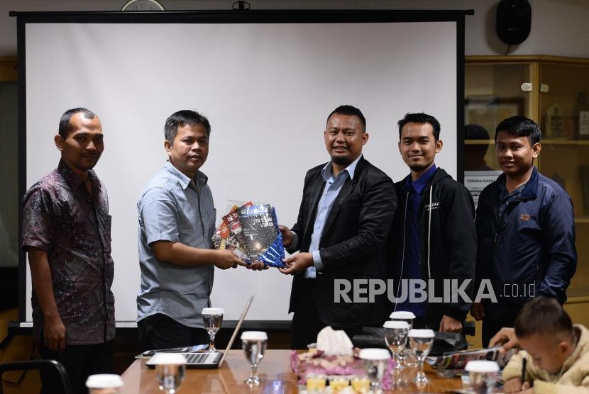 Perwakilan guru pesantren Daarul Fikri Didik Hermanto memberikan kenang-kenangan kepada Wakil Redaktur Pelaksana Republika Heri Ruslan saat berkunjung ke Kantor Republika, Jakarta, Selasa (17/12).