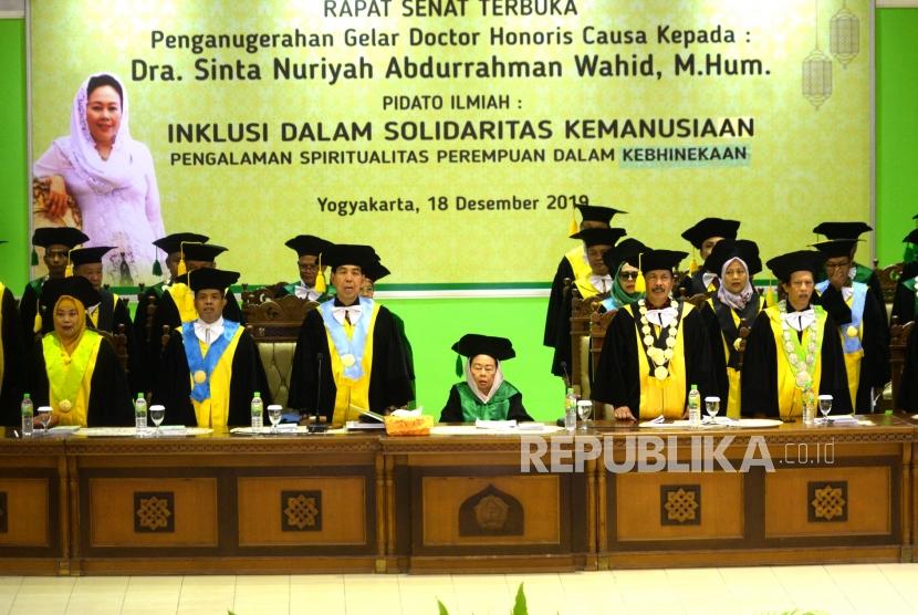 Anugerah Doktor UIN Suka. Istri Presiden ke-4 RI Sinta Nuriyah Wahid menghadiri rapat senat terbuka di UIN Sunan Kalijaga, Yogyakarta, Rabu (18/12).