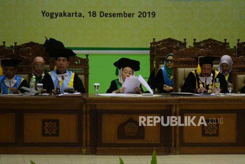 Anugerah Doktor UIN Suka. Istri Presiden ke-4 RI Sinta Nuriyah Wahid (tengah) membacakan pidato pengukuhan saat rapat senat terbuka di UIN Sunan Kalijaga, Yogyakarta, Rabu (18/12).