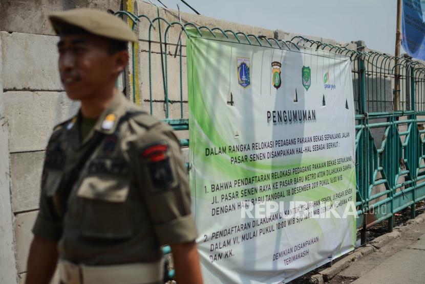 Padang akan wujdulkan kehadiran Satpol PP Syariah. Foto: Personel Satuan Polisi Pamong Praja (Satpol PP) berjaga di trotoar (ilustrasi)
