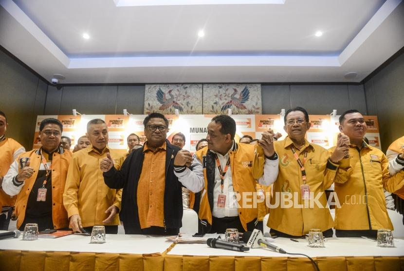 Ketua Umum Partai Hanura Oesman Sapta Odang (ketiga kiri) bersama jajaran pengurus Partai Hanura bergandengan tangan sebelum konferensi pers di Jakarta, Rabu (18/12).