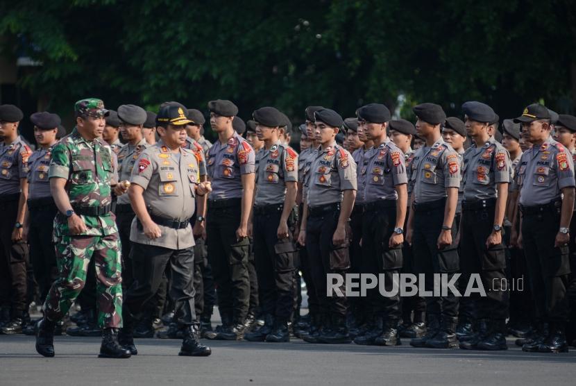 Kapolda Metro Jaya Irjen Pol Gatot Eddy Pramono (kedua kiri) bersama Pangdam Jaya Mayjen TNI Eko Margiyono (kiri) mengecek kesiapan personel saat apel Operasi Lilin Jaya 2019 di lapangan Polda Metro Jaya, Jakarta, Kamis (19/12).