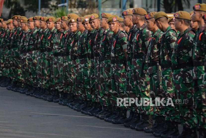 Anggota TNI mengikuti apel Operasi Lilin Jaya di lapangan Polda Metro Jaya, Jakarta (ilustrasi). Sebanyak 8.000 personel gabungan telah disiapkan untuk Operasi Lilin Jaya 2021 pada 24 Desember 2021-2 Januari 2022.