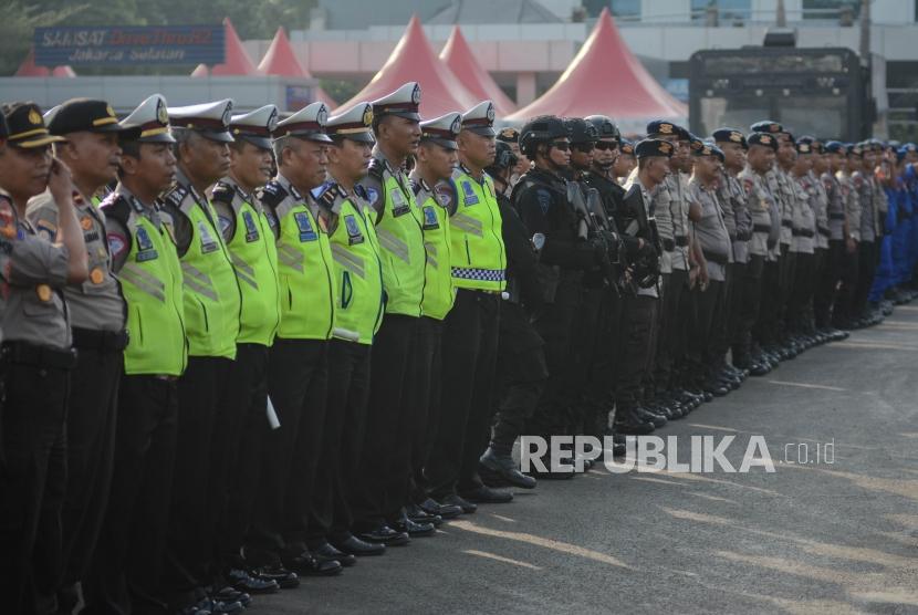 Angota Kepolisian melakukan persiapan saat apel Operasi Lilin Jaya 2019 di lapangan Polda Metro Jaya, Jakarta, Kamis (19/12).