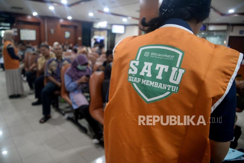 Petugas BPJS Kesehatan Siap Membantu (BPJS SATU) memberikan informasi kepada calon pasien RS Jantung Harapan Kita, Jakarta, Kamis (19/12).