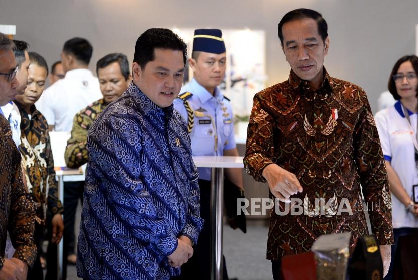 Presiden Joko Widodo didampingi Menteri BUMN Erick Thohir meninjau stand pada UMKM Export BRILian Preneur 2019 di Jakarta Convention Center, Jumat (20/12).
