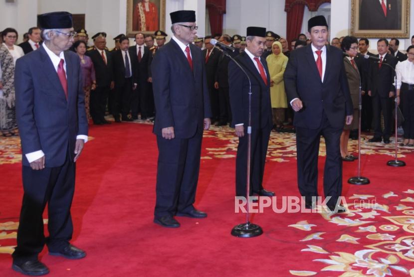Dewan Pengawas (Dewas) KPK periode 2019-2023 saat dilantik Presiden Joko Widodo di Istana Negara, Jakarta, Jumat (20/12).