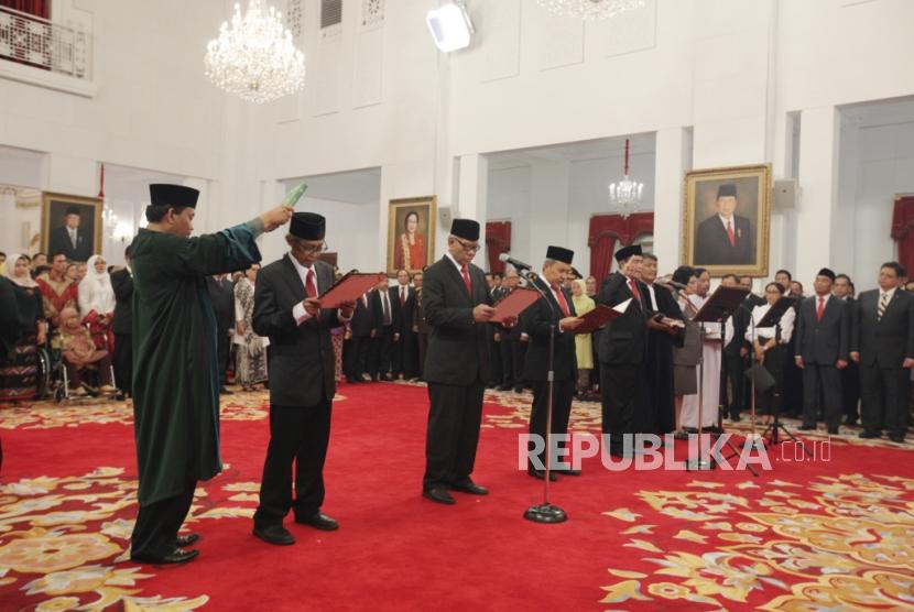 Dewan Pengawas (Dewas) KPK periode 2019-2023 mengucapkan sumpah jabatan saat dilantik Presiden Joko Widodo di Istana Negara, Jakarta, Jumat (20/12).