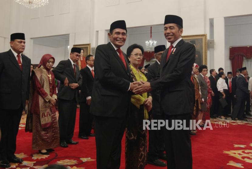 Presiden Joko Widodo memberikan ucapan selamat kepada ketua Dewan Pengawas (Dewas) KPK periode 2019-2023 Tumpak Hatorangan Panggabean seusai acara pelantikan di Istana Negara, Jakarta, Jumat (20/12).