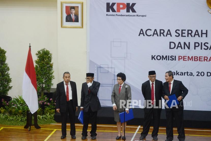 Ketua Dewan Pengawas KPK Tumpak Hatorangan Panggabean (tengah) bersama Wakil Ketua Dewan Pengawas KPK Harjono, Albertina Ho, Artidjo Alkostar dan Syamsuddin Haris sebelum acara serah terima jabatan dan pisah sambut pimpinan dan dewan pengawas KPK di Gedung KPK, Jakarta, Jumat (20/12).