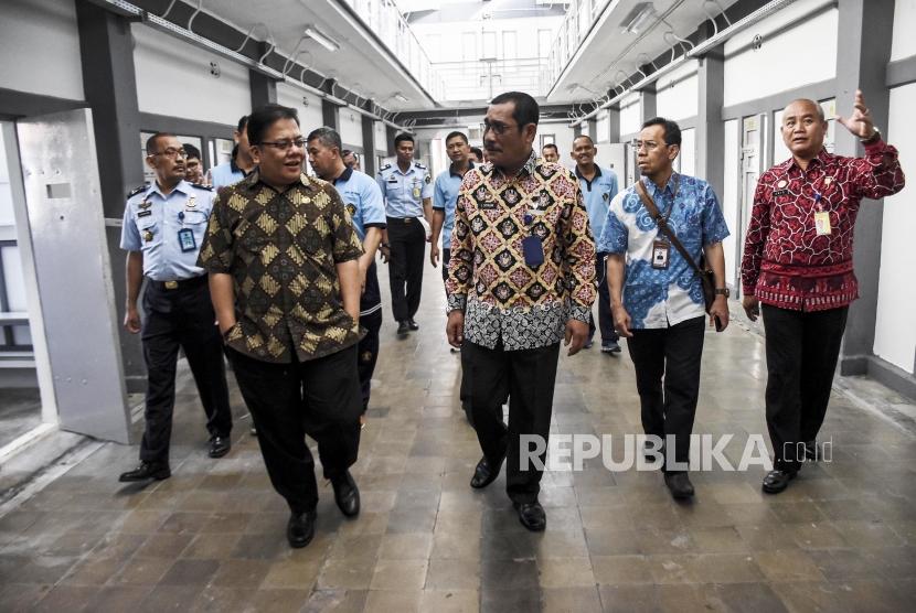 Anggota Ombudsman RI Adrianus Eliasta Meliala (kiri) bersama Kepala Kantor Wilayah Kementerian Hukum dan Ham Jawa Barat Liberti Sitinjak (kedua kiri) meninjau renovasi kamar tahan saat melakukan kunjungan di Lembaga Pemasyarakatan (Lapas) Kelas 1 Sukamiskin, Jalan A. H. Nasution, Kota Bandung, Jumat (20/12).