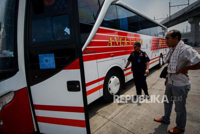 Petugas Dinas Perhubungan memeriksa kendaraan bus (ram-check) di Terminal Bus Lebak Bulus, Jakarta (ilustrasi). Pengelola Terminal Lebak Bulus mencatat jumlah penumpang mengalami kenaikan hingga dua kali lipat pada libur Natal dan tahun baru 2023 dibandingkan kondisi normal rata-rata 250 penumpang per hari.