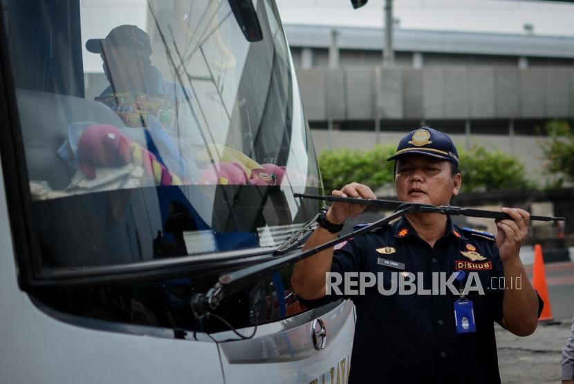 Petugas Dinas Perhubungan DKI memeriksa kendaraan bus (ram-check) di Terminal Bus Lebak Bulus, Jakarta Selatan, Sabtu (21/12).