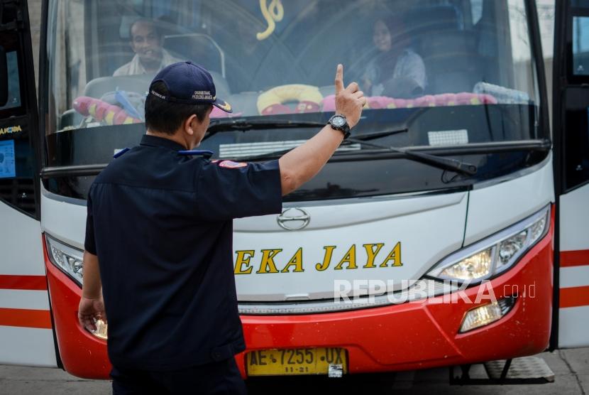 Petugas Dinas Perhubungan DKI memeriksa kendaraan bus (ram-check) di Terminal Bus Lebak Bulus, Jakarta Selatan (ilustrasi).