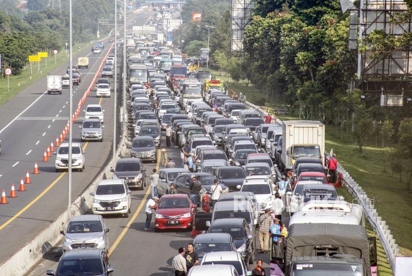 Sejumlah kendaraan memadati jalur Puncak,  Bogor, Jawa Barat, Sabtu (21/12/2019).