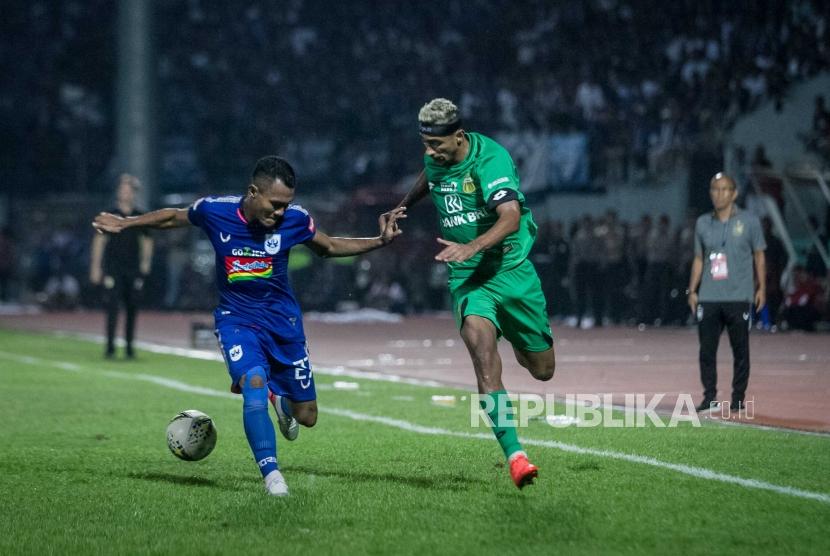 Pemain Bhayangkara FC Bruno De Oliveira Matos (kanan) berebut bola dengan pemain PSIS Semarang, Safrudin Tahar (kiri) pada pertandingan  Liga 1 di Stadion Moch. Soebroto, Magelang, Jawa Tengah, akhir tahun lalu.