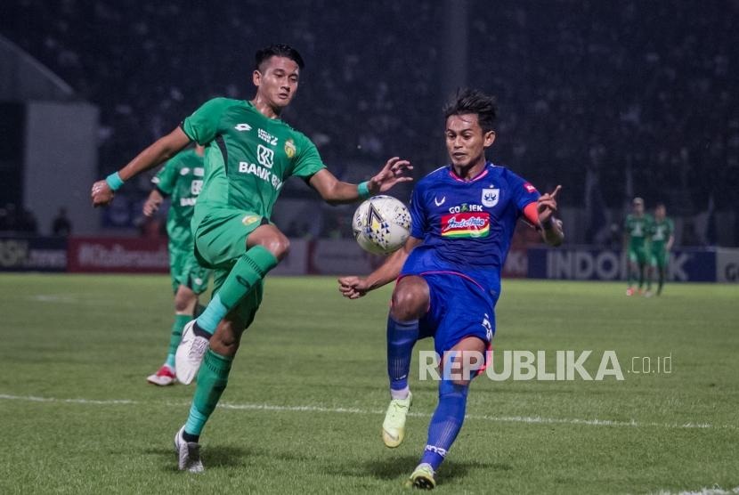 Pemain Bhayangkara FC Putu Gede (kiri) berebut bola dengan pemain PSIS Semarang Hari Nur Yulianto (kanan) pada pertandingan lanjutan Liga 1 di Stadion Moch. Soebroto, Magelang, Jawa Tengah, Sabtu (21/12/2019). PSIS akan bermarkas di Semarang pada Liga 1 2020.