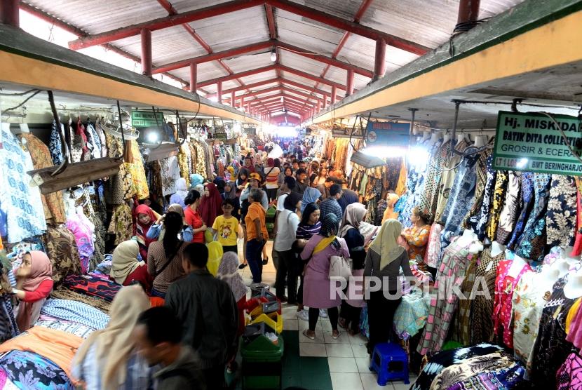 Wisatawan memadati Pasar Beringharjo, Yogyakarta. Hati-hati terapkan pasar halal di Beringharjo. Ilustrasi.