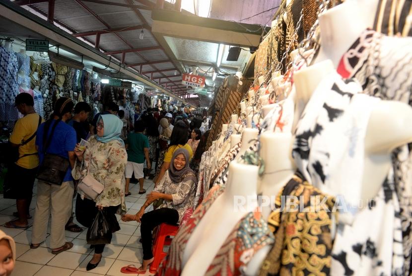 Wisatawan memadati Pasar Beringharjo, Yogyakarta. Masyarakat Ekonomi Syariah (MES)  menilai pasar halal dapat meningkatkan pariwisata Yogyakarta. Ilustrasi.