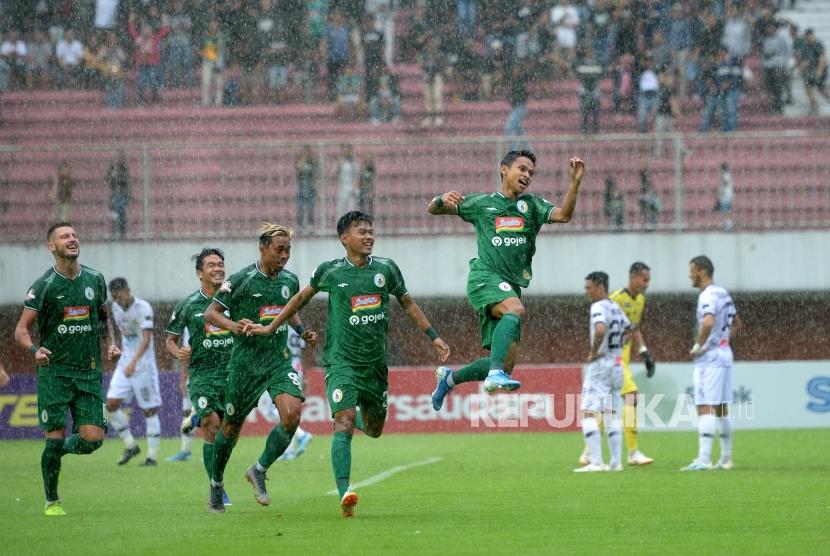 PSS Bantai Tira Persikabo. Pemain PSS KMila melakukan selebrasi usai mencetak gol ke gawang Tira Persikabo pada pertandingan terakhir Liga 1 di Stadion Maguwoharjo, Sleman, Yogyakarta, Ahad (22/12).