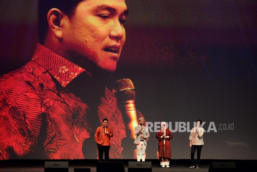 Menteri BUMN Erick Thohir bersama Menteri Keuangan Sri Mulyani  dan  menteri ketenagakerjaan Ida Fauziyah bernyanyi pada perayaan Hari Ibu Kerja Profesional tanpa Pelecehan Seksual di Jakarta, Ahad (22/12).