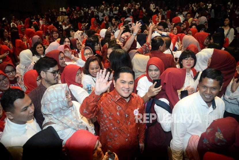 Menteri BUMN Erick Thohir melambaikan tangan usai mengikuti perayaan Hari Ibu Kerja Profesional tanpa Pelecehan Seksual di Jakarta, Ahad (22/12).