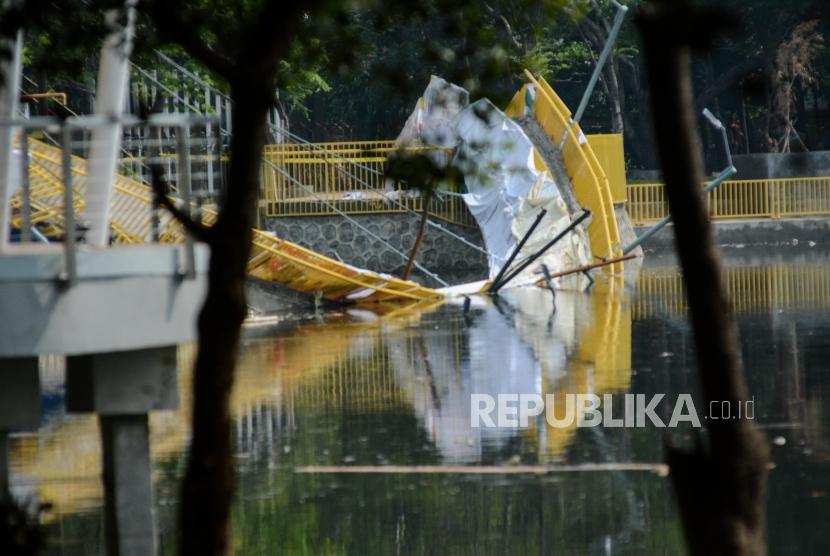Kondisi jembatan yang roboh di Hutan Kota Kemayoran, Jakarta, Senin (23/12).