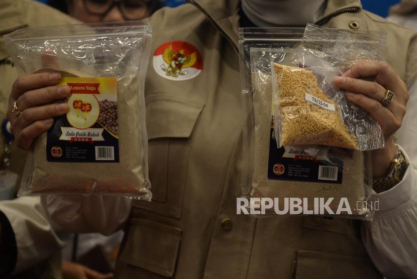Petugas BPOM menunjukan pangan Tidak Memenuhi Ketentuan (TMK) hasil pengawasan menjelang hari raya natal dan tahun baru di Jakarta, Senin (23/12).