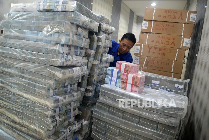 Petugas mendorong tumpukan uang di cash pooling salah satu bank BUMN di Jakarta, Senin (23/12). (ilustrasi)