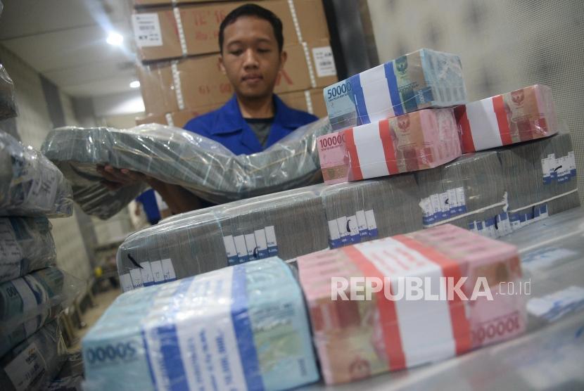 Petugas menata tumpukan uang di Cash Pooling Bank Mandiri, Jakarta. (ilustrasi)