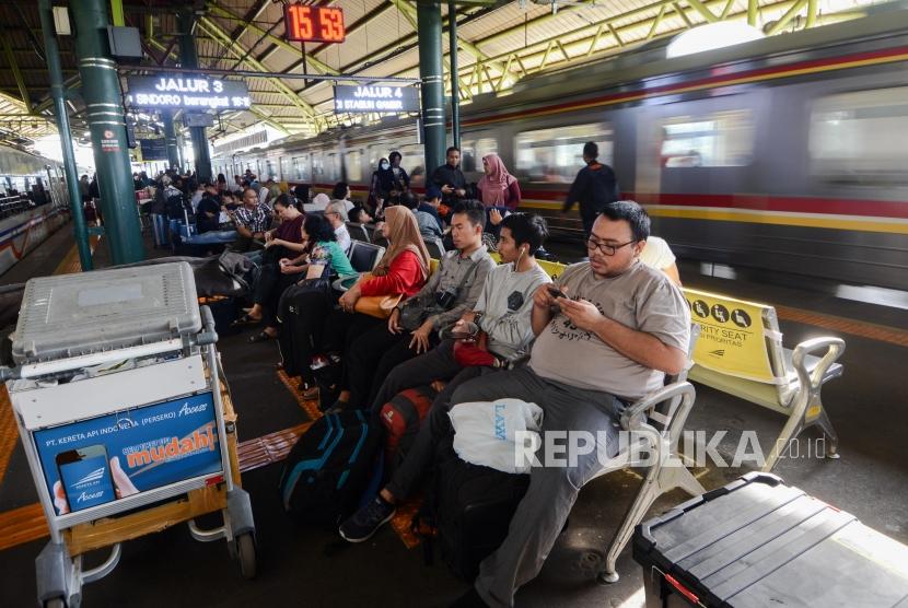 Stasiun Gambir, Jakarta. PT KAI Daop 1 sosialisasikan pencegahan penularan virus corona kepada penumpang di Stasiun Gambir dan Pasar Senen.