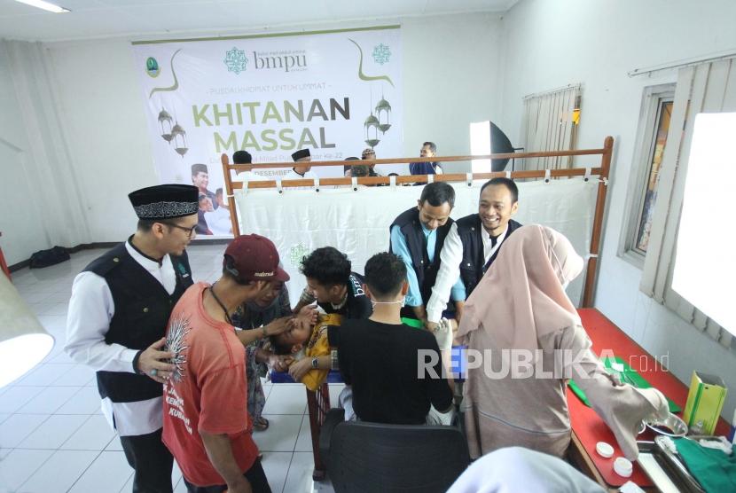 Khitanan massal rangkaian Milad ke-22 Pusat Dakwah Islam (Pusdai) Jawa Barat, Kota Bandung, Senin (2/12).