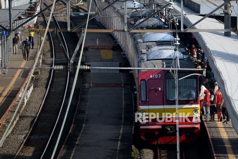 Sejumlah penumpang bersiap menaiki rangkaian Kereta rel listrik (KRL) di Stasiun Cilebut (ilustrasi)