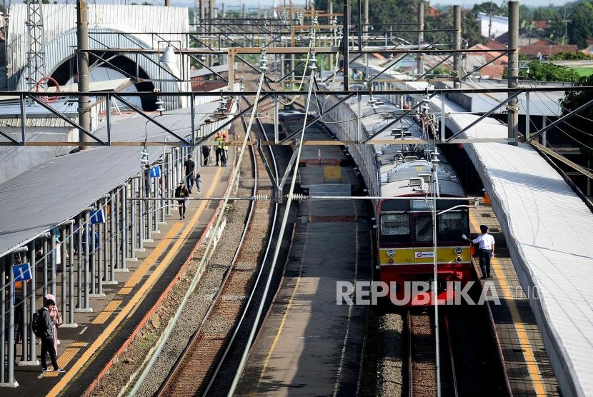Sejumlah penumpang bersiap menaiki rangkaian Kereta rel listrik (KRL) Commutter di Stasiun Cilebut, Bogor, Jawa Barat, Rabu (24/12).
