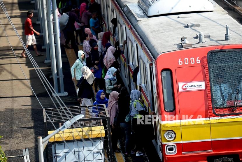 Sejumlah penumpang bersiap menaiki rangkaian Kereta rel listrik (KRL) Commutter di Stasiun Cilebut, Bogor