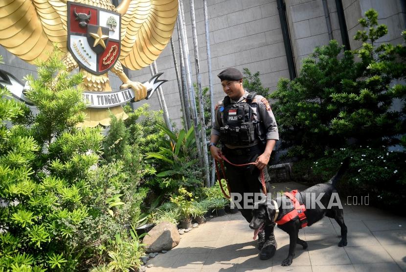 Polisi dibantu anjing pelacak melakukan sterilisasi di Gereja Katedral, Jakarta, Selasa (24/12).
