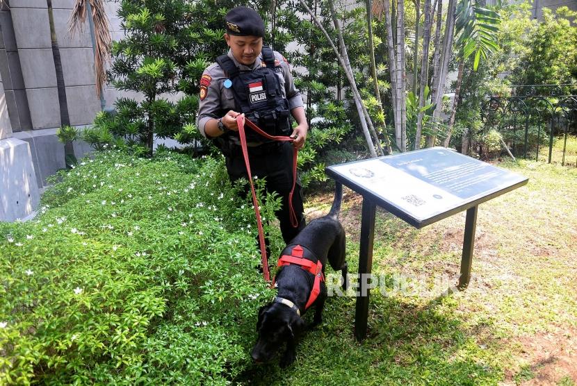 Polisi dibantu anjing pelacak (Ilustrasi). Polisi mengerahkan anjing pelacak untuk mengungkap kasus pembunuhan terhadap editor Metro TV Yodi Prabowo di lokasi penemuan jasad di pinggir Tol JORR Ulujami, Pesanggrahan, Jakarta Selatan, Sabtu (11/7) siang.