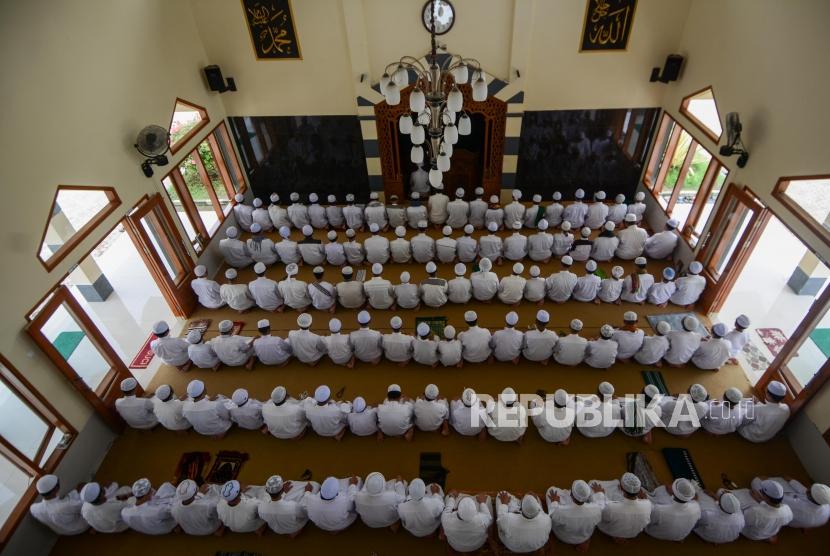 Sejumlah santri beraktivitas di Pondok Pesantren As - Shidqu, Jalan Raya Sampora, Desa Sampora, Kabupaten Kuningan, Jawa Barat, Selasa (24/12).