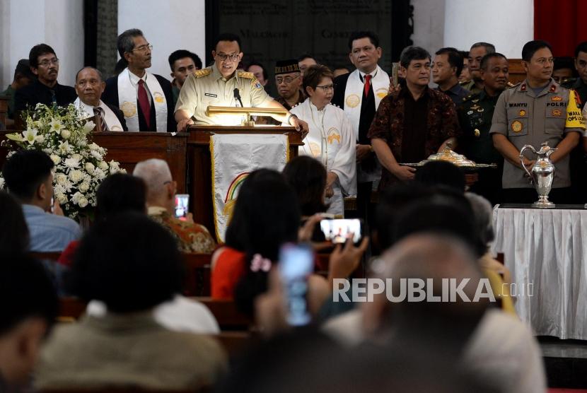 Gubernur DKI Jakarta Anies Baswedan memberikan sambutan saat meninjau malam Natal di Gereja Immanuel, Jakarta, Selasa (24/12).