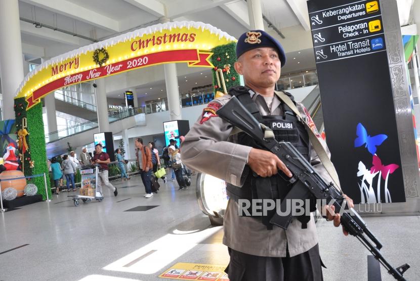 Bandara Kualanamu, yang dikelola AP II masih tetap beroperasi di tengah wabah covid-19. Doto personel Brimob Polda Sumut melakukan patroli pengamanan di Bandara Internasional Kualanamu, Kabupaten Deliserdang, Sumatera Utara (ilustrasi)