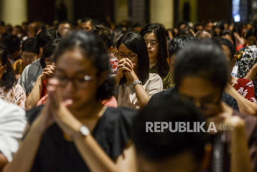 Sejumlah jemaat saat melaksanakan prosesi misa Natal di Gereja Katedral, Jakarta (ilustrasi)
