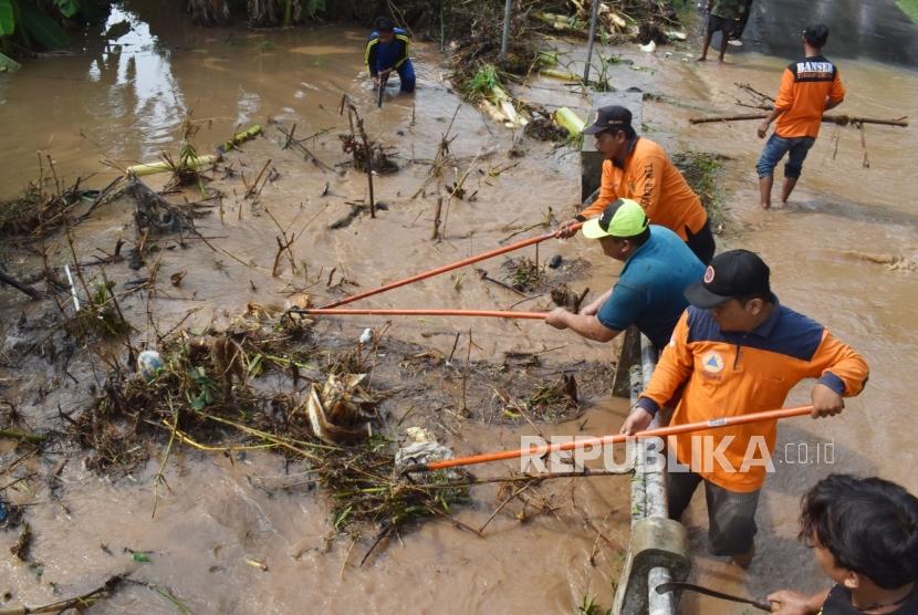 Sejumlah relawan membersihkan sampah di sungai (ilustrasi)