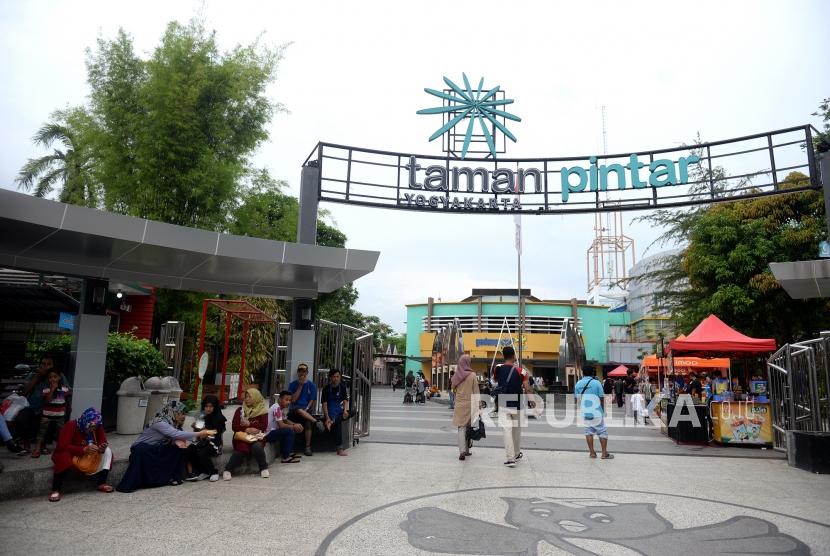 Destinasi Wisata Edukasi Jogja. Wisatawan menggunakan fasilitas permainan edukasi Taman Pintar, Yogyakarta, Rabu (25/12).