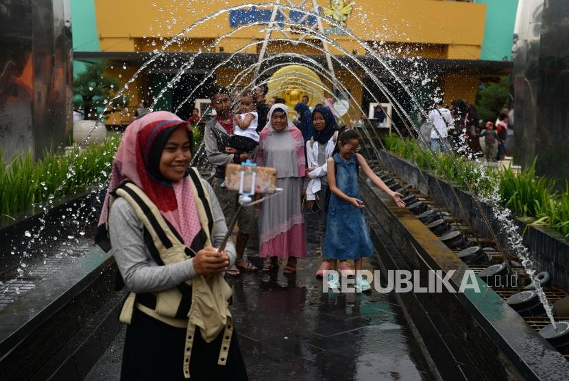(ILUSTRASI) Wisatawan beraktivitas di Taman Pintar, Kota Yogyakarta.